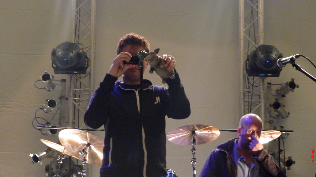 04 soundcheck Rainer with black rubberpig P1020381