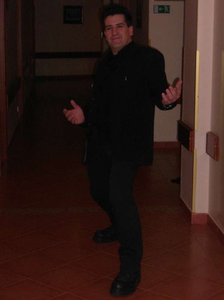 av 002