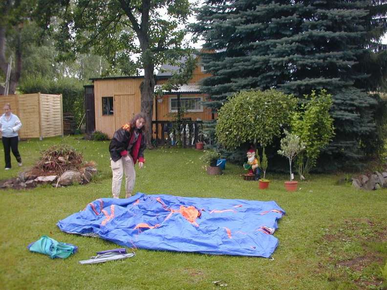 Suzi beim Zeltbau