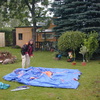 Suzi beim Zeltbau