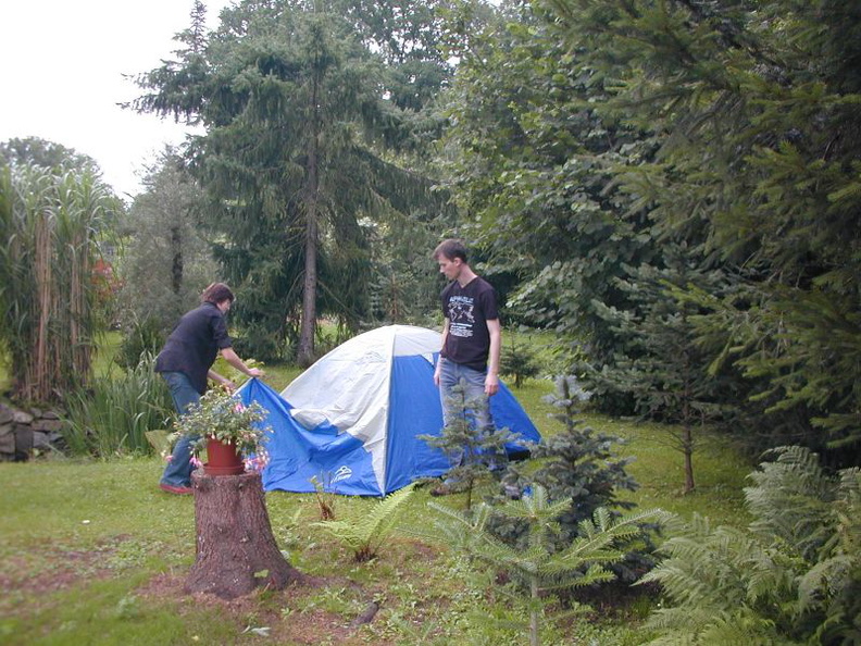 Alex und Leif beim Zeltbau